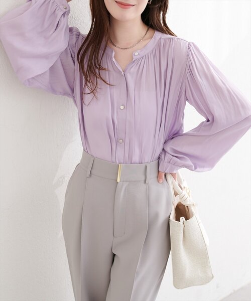 natural couture(ナチュラルクチュール)の「マット釦とろみサテンブラウス(シャツ/ブラウス・レディース・オフホワイト/グレイッシュベージュ/ピンクベージュ/サックスブルー/ピンク/ラベンダー/チャコールグレー・FREE)」の19枚目の写真