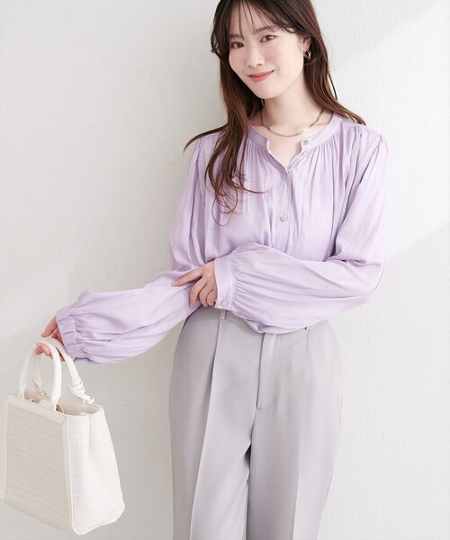 natural couture(ナチュラルクチュール)の「マット釦とろみサテンブラウス(シャツ/ブラウス・レディース・オフホワイト/グレイッシュベージュ/ピンクベージュ/サックスブルー/ピンク/ラベンダー/チャコールグレー・FREE)」の21枚目の写真