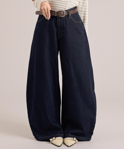 apres jour mignon（アプレジュールミニョン）の「カーブデニムパンツ（デニムパンツ・レディース・インディゴブルー/ブルー/グレー/ブラウン系その他・LARGE/SMALL/MEDIUM）」の3枚目の写真