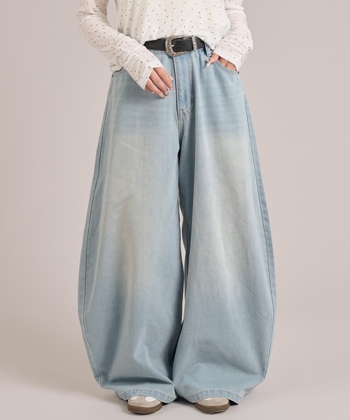 apres jour mignon（アプレジュールミニョン）の「カーブデニムパンツ（デニムパンツ・レディース・インディゴブルー/ブルー/グレー/ブラウン系その他・LARGE/SMALL/MEDIUM）」の4枚目の写真