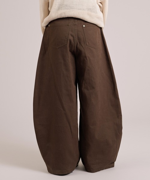 apres jour mignon（アプレジュールミニョン）の「カーブデニムパンツ（デニムパンツ・レディース・インディゴブルー/ブルー/グレー/ブラウン系その他・LARGE/SMALL/MEDIUM）」の21枚目の写真