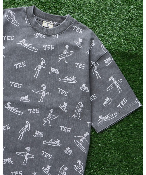 The Endless Summer(エンドレスサマー)の「TES ENDLESS SURFIN ALL OVER T-SHIRT / ビッグシルエットTシャツ(Tシャツ/カットソー・メンズ・チャコール/ブラック/ホワイト・X-LARGE/LARGE/MEDIUM/SMALL)」の3枚目の写真