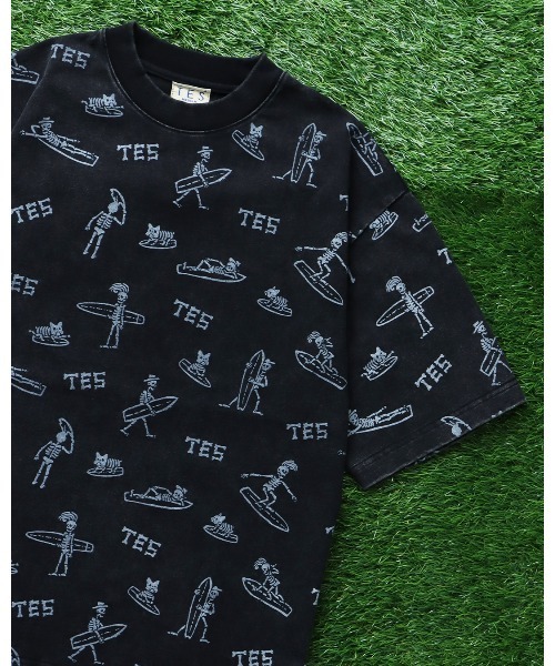 The Endless Summer(エンドレスサマー)の「TES ENDLESS SURFIN ALL OVER T-SHIRT / ビッグシルエットTシャツ(Tシャツ/カットソー・メンズ・チャコール/ブラック/ホワイト・X-LARGE/LARGE/MEDIUM/SMALL)」の2枚目の写真