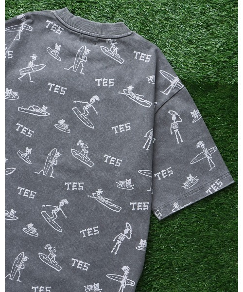 The Endless Summer(エンドレスサマー)の「TES ENDLESS SURFIN ALL OVER T-SHIRT / ビッグシルエットTシャツ(Tシャツ/カットソー・メンズ・チャコール/ブラック/ホワイト・X-LARGE/LARGE/MEDIUM/SMALL)」の6枚目の写真