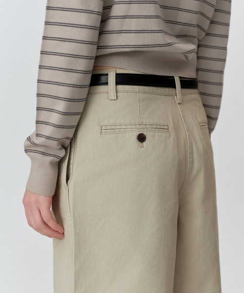 MUSINSA STANDARD WOMAN（ムシンサスタンダードウーマン）の「ウィメンズリバースツータックワイドチノショーツ[ライトベージュ]（その他パンツ・レディース・その他・30/24/25/26/27/28/29）」の7枚目の写真