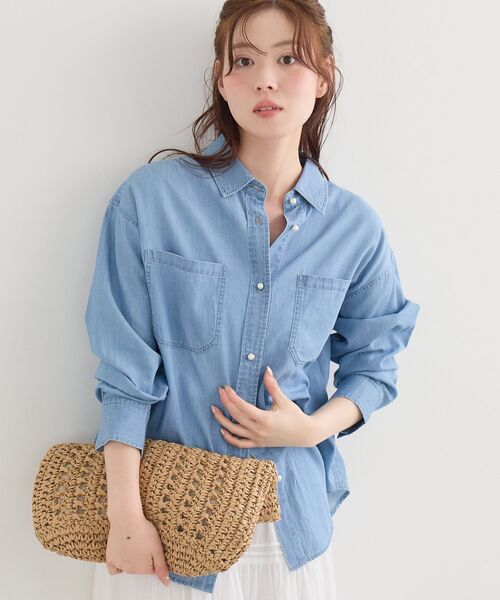 le.coeur blanc(ルクールブラン)の「シアーデニムシャツ(シャツ/ブラウス・レディース・サックスブルー/ブルー・38)」の3枚目の写真
