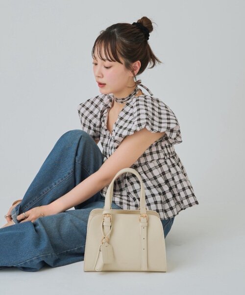 mystic(ミスティック)の「【WEB限定 / @sktnnm企画】リップチャーム付きminiボストンBAG(ボストンバッグ・レディース・アイボリー/ブラック・ONE SIZE)」の2枚目の写真