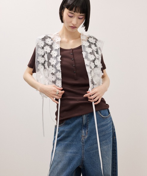 ADAM ET ROPE'(アダムエロペ)の「フラワーチュール2WAYトップス(シャツ/ブラウス・レディース・ブラック/ホワイト・FREE)」の1枚目の写真
