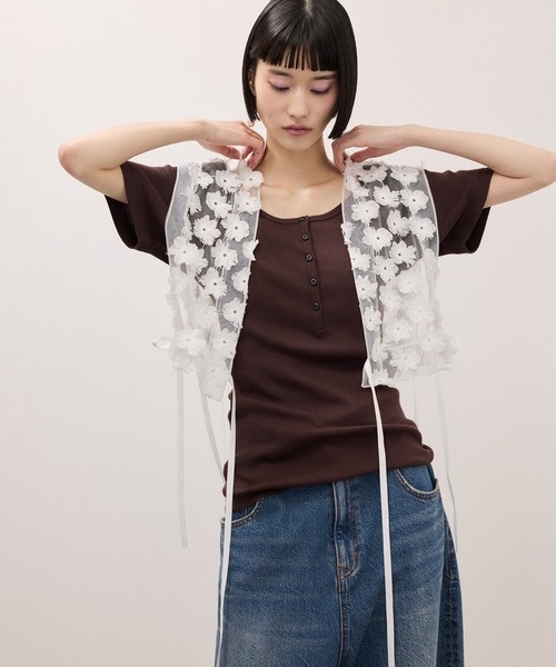 ADAM ET ROPE'(アダムエロペ)の「フラワーチュール2WAYトップス(シャツ/ブラウス・レディース・ブラック/ホワイト・FREE)」の15枚目の写真