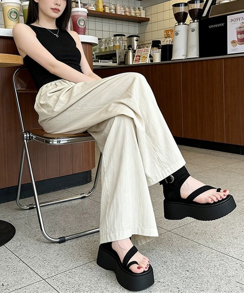 shopnikoniko(ショップニコニコ)の「レッグカバーデザイン スエード 厚底トングサンダル(サンダル・レディース・ベージュ/ブラック・39/38/37/36)」の8枚目の写真