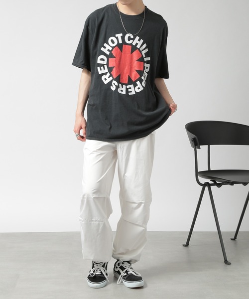 THRIFTY LOOK（スリフティールック）の「【THRIFTY LOOK】red hot chili peppers（Tシャツ/カットソー・メンズ・ホワイト/ブラック系1・XL/L/M）」の4枚目の写真