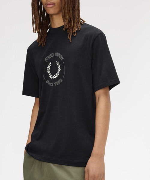 FRED PERRY（フレッドペリー）の「Circle Graphic T-Shirt／サークルグラフィックTシャツ（Tシャツ/カットソー・メンズ・ブラック/ホワイト・S/M/L）」の20枚目の写真