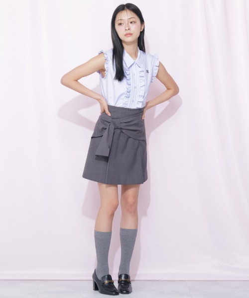 JILL by JILL STUART(ジルバイジルスチュアート)の「<RIBBONシリーズ>アシメリボンミニスカート(スカート・レディース・グレー/ホワイト系その他・MEDIUM/SMALL)」の2枚目の写真