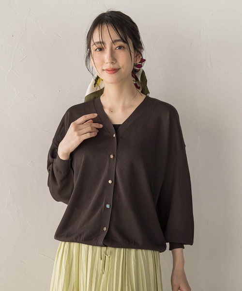 Droite lautreamont（ドロワットロートレアモン）の「【WEB限定】ひんやりUV Vネックビジュカーデ（カーディガン/ボレロ・レディース・オフホワイト/チャコールグレー/ピンク・M）」の2枚目の写真