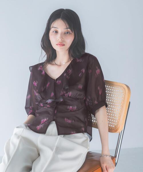 URBAN RESEARCH ROSSO WOMEN(アーバンリサーチ ロッソ)の「ダークプリントフリルブラウス(シャツ/ブラウス・レディース・ブラウン/ブラック・FREE)」の1枚目の写真