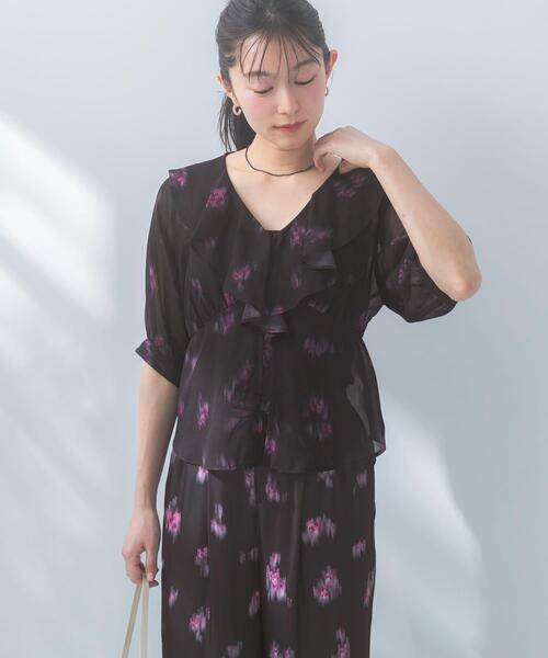 URBAN RESEARCH ROSSO WOMEN(アーバンリサーチ ロッソ)の「ダークプリントフリルブラウス(シャツ/ブラウス・レディース・ブラウン/ブラック・FREE)」の2枚目の写真