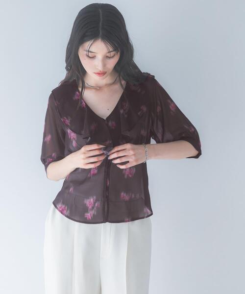 URBAN RESEARCH ROSSO WOMEN(アーバンリサーチ ロッソ)の「ダークプリントフリルブラウス(シャツ/ブラウス・レディース・ブラウン/ブラック・FREE)」の4枚目の写真