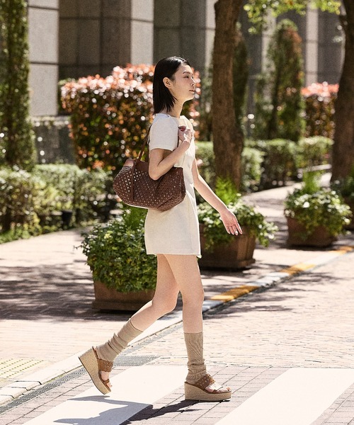 CHARLES & KEITH(チャールズ & キース)の「カットアウト エスパドリーユ ウエッジ(サンダル・レディース・ライトブラウン/ブラック/ホワイト・25cm/22.5cm/24.5cm/23.5cm/23cm/25.5cm)」の4枚目の写真