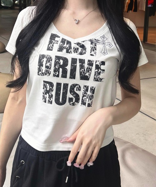 INGNI(イング)の「Vネックラインストーンクロス付ロゴTシャツ(Tシャツ/カットソー・レディース・ホワイト×ブラック/ブラック×ホワイト/カモフラージュ/ブラック×ピンク・M)」の2枚目の写真