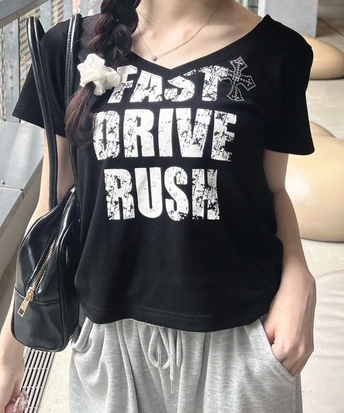 INGNI(イング)の「Vネックラインストーンクロス付ロゴTシャツ(Tシャツ/カットソー・レディース・ホワイト×ブラック/ブラック×ホワイト/カモフラージュ/ブラック×ピンク・M)」の3枚目の写真