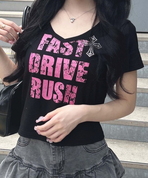 INGNI(イング)の「Vネックラインストーンクロス付ロゴTシャツ(Tシャツ/カットソー・レディース・ホワイト×ブラック/ブラック×ホワイト/カモフラージュ/ブラック×ピンク・M)」の4枚目の写真