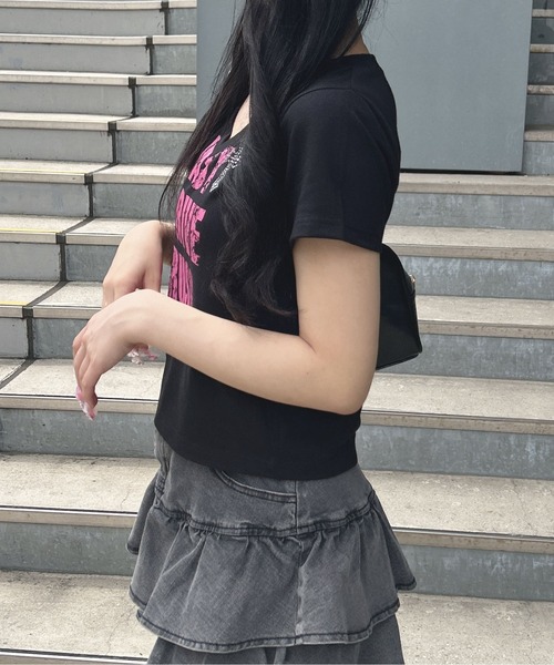 INGNI(イング)の「Vネックラインストーンクロス付ロゴTシャツ(Tシャツ/カットソー・レディース・ホワイト×ブラック/ブラック×ホワイト/カモフラージュ/ブラック×ピンク・M)」の5枚目の写真