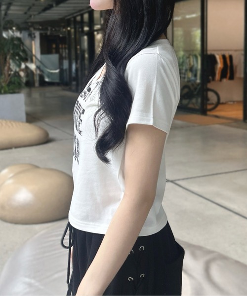 INGNI(イング)の「Vネックラインストーンクロス付ロゴTシャツ(Tシャツ/カットソー・レディース・ホワイト×ブラック/ブラック×ホワイト/カモフラージュ/ブラック×ピンク・M)」の11枚目の写真