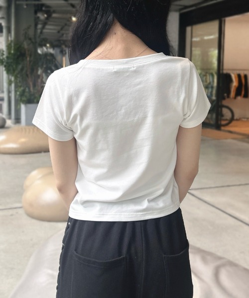 INGNI(イング)の「Vネックラインストーンクロス付ロゴTシャツ(Tシャツ/カットソー・レディース・ホワイト×ブラック/ブラック×ホワイト/カモフラージュ/ブラック×ピンク・M)」の12枚目の写真
