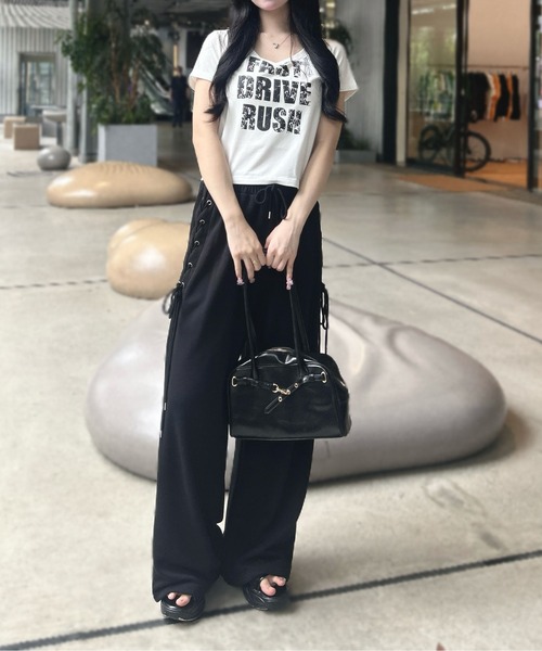 INGNI(イング)の「Vネックラインストーンクロス付ロゴTシャツ(Tシャツ/カットソー・レディース・ホワイト×ブラック/ブラック×ホワイト/カモフラージュ/ブラック×ピンク・M)」の13枚目の写真