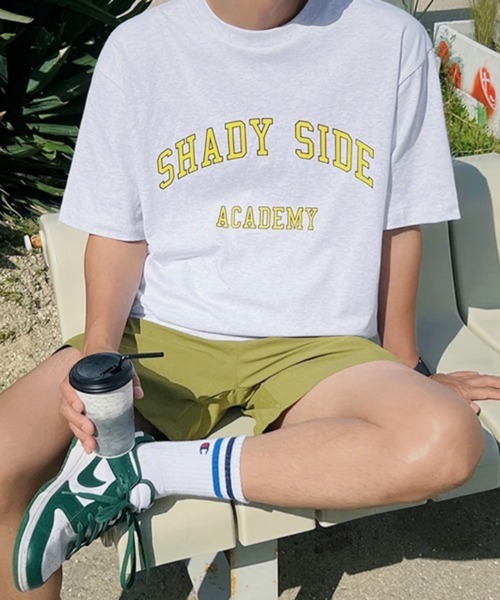 NOWLE(ノウル)の「【NOWLE】アーチカレッジロゴ半袖Tシャツ / レトロアメカジ シャディサイドグラフィック クラシックトップス(Tシャツ/カットソー・メンズ・チャコール/アッシュ・LARGE/X-LARGE/MEDIUM)」の2枚目の写真