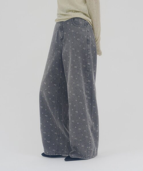DISCOAT(ディスコート)の「【umm.】花柄デニムパンツ(デニムパンツ・レディース・ブラック/グレー・SMALL/MEDIUM/LARGE)」の2枚目の写真