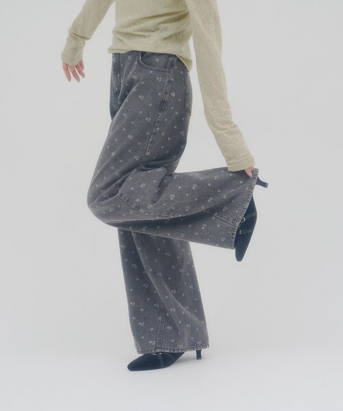 DISCOAT(ディスコート)の「【umm.】花柄デニムパンツ(デニムパンツ・レディース・ブラック/グレー・SMALL/MEDIUM/LARGE)」の3枚目の写真