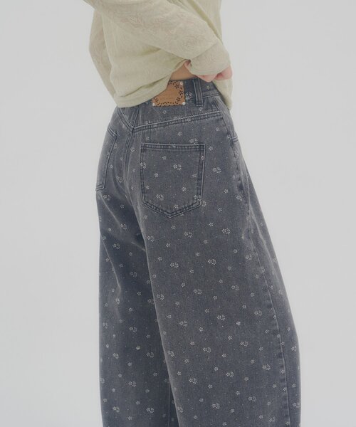 DISCOAT(ディスコート)の「【umm.】花柄デニムパンツ(デニムパンツ・レディース・ブラック/グレー・SMALL/MEDIUM/LARGE)」の4枚目の写真