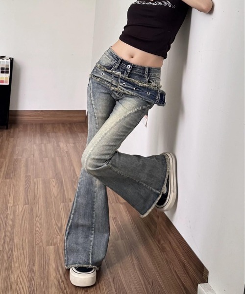 ViViDAY(ビビデー)の「ベルトレイヤード風tフレアデニムパンツ(デニムパンツ・レディース・ブラック/ブルー・M/S/L)」の9枚目の写真
