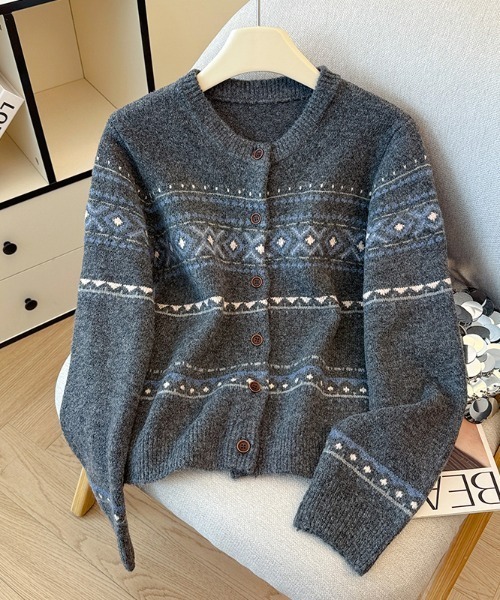 LUCPY(ラクピー)の「ノルディック柄クルーネックニットカーディガン(カーディガン/ボレロ・レディース・レッド/グレー/ホワイト・FREE)」の2枚目の写真