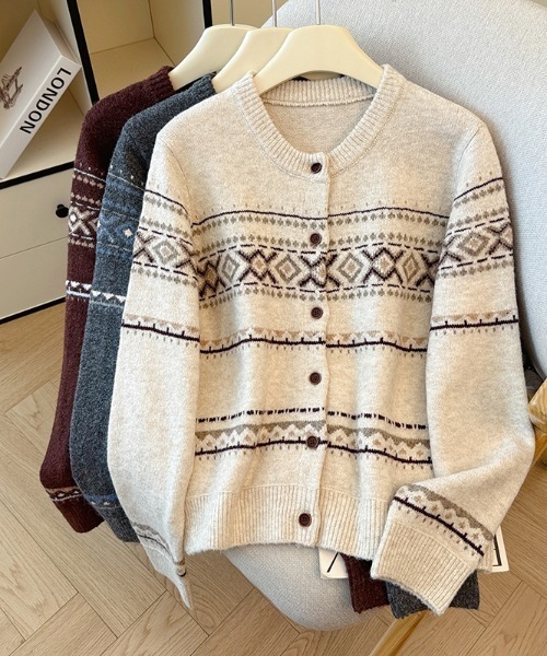 LUCPY(ラクピー)の「ノルディック柄クルーネックニットカーディガン(カーディガン/ボレロ・レディース・レッド/グレー/ホワイト・FREE)」の5枚目の写真