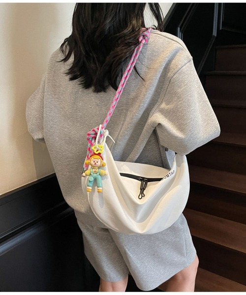 CHEER(チアー)の「【コードロープショルダーストラップ】ナイロンライク ハーフムーンショルダーバッグ / スポーティー クロスボディバッグ(ショルダーバッグ・レディース・イエロー/ブラック/ホワイト/ベージュ/グリーン・FREE)」の2枚目の写真
