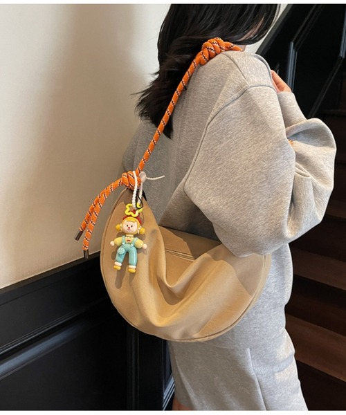 CHEER(チアー)の「【コードロープショルダーストラップ】ナイロンライク ハーフムーンショルダーバッグ / スポーティー クロスボディバッグ(ショルダーバッグ・レディース・イエロー/ブラック/ホワイト/ベージュ/グリーン・FREE)」の10枚目の写真