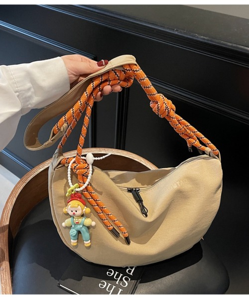CHEER(チアー)の「【コードロープショルダーストラップ】ナイロンライク ハーフムーンショルダーバッグ / スポーティー クロスボディバッグ(ショルダーバッグ・レディース・イエロー/ブラック/ホワイト/ベージュ/グリーン・FREE)」の15枚目の写真
