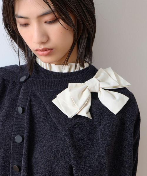 Tiara(ティアラ)の「リボンブローチ付きクルーネックカーディガン(カーディガン/ボレロ・レディース・ブラック/ボルドー/アイボリー・FREE)」の9枚目の写真
