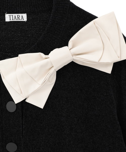 Tiara(ティアラ)の「リボンブローチ付きクルーネックカーディガン(カーディガン/ボレロ・レディース・ブラック/ボルドー/アイボリー・FREE)」の20枚目の写真