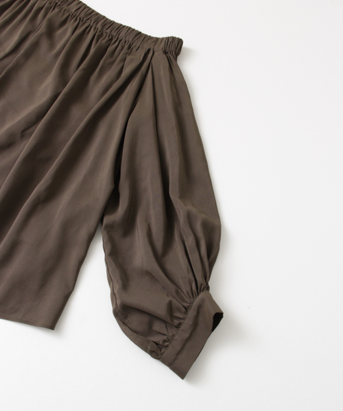 URBAN RESEARCH（アーバンリサーチ）の「UR BACK釦オフショルブラウス