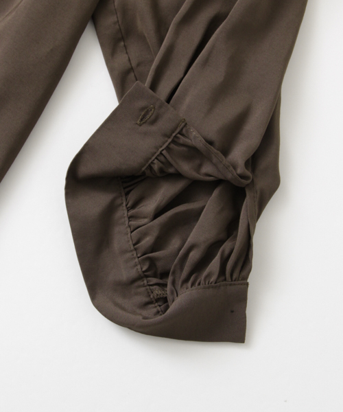 URBAN RESEARCH（アーバンリサーチ）の「UR BACK釦オフショルブラウス