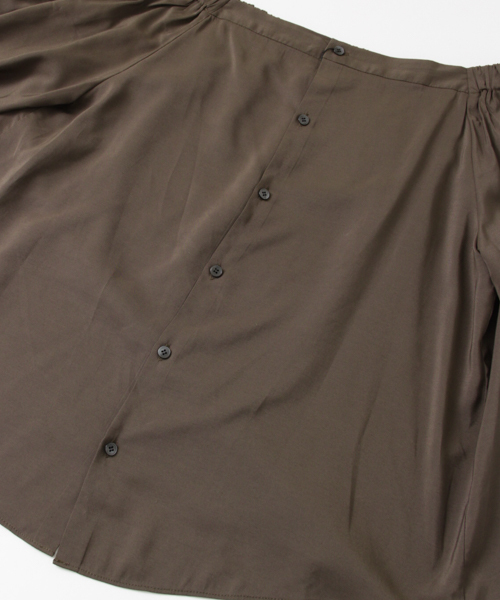 URBAN RESEARCH（アーバンリサーチ）の「UR BACK釦オフショルブラウス