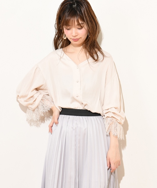 natural couture（ナチュラルクチュール）の「袖口レースヴィンテージサテンブラウス（シャツ/ブラウス・レディース・サックスブルー/アイボリー/ピンクベージュ・FREE）」の5枚目の写真