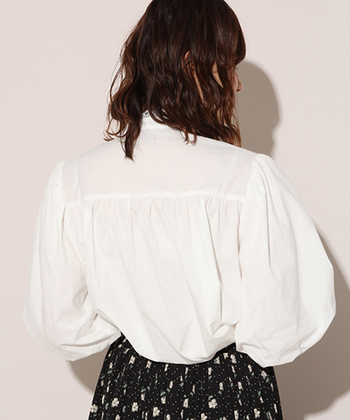 apres jour（アプレジュール）の「袖ボリュームハイネックリボンブラウス【ZOZOTOWN限定アイテム】（シャツ/ブラウス・レディース・ブラック/オフホワイト・フリー）」の6枚目の写真