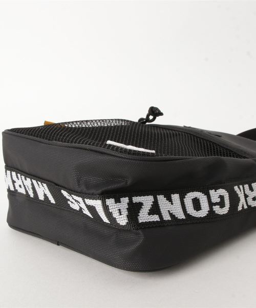 Mark Gonzales(マーク・ゴンザレス)の「Mark Gonzales/マークゴンザレス PORTRAIT BAG(ショルダーバッグ・メンズ・ブラック/ベージュ/ネイビー・FREE)」の4枚目の写真