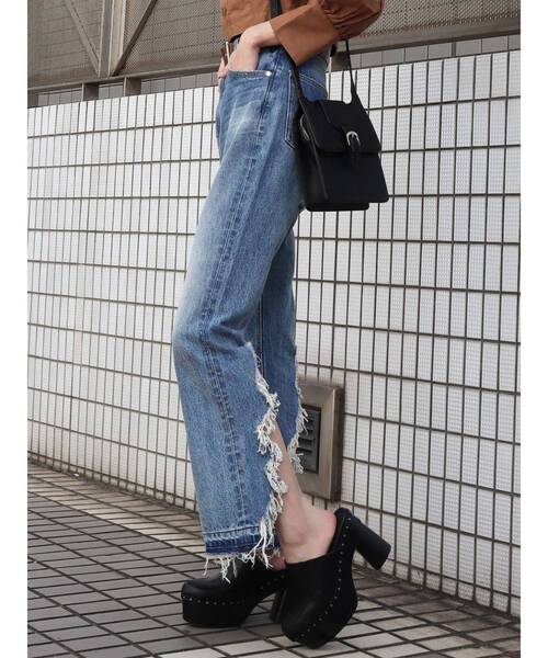 EMODA（エモダ）の「バックスリットカットジャストウエストフレアジーンズ（デニムパンツ・レディース・ライトブルー/ブラック・SMALL/MEDIUM/X-SMALL）」の6枚目の写真