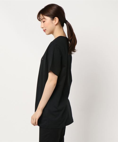 TOMMY HILFIGER(トミーヒルフィガー)の「【TOMMY HILFIGER】ワンポイント刺繍VネックTEE(Tシャツ/カットソー・レディース・ブラック/グレー/ネイビー/ホワイト・SMALL/MEDIUM/LARGE/XX-LARGE/X-LARGE)」の5枚目の写真