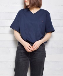 【TOMMY HILFIGER】ワンポイント刺繍VネックTEE